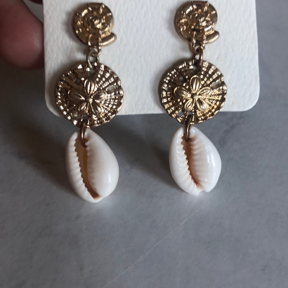 Pearl And Gold Shell Earring - Picture 2 of 3